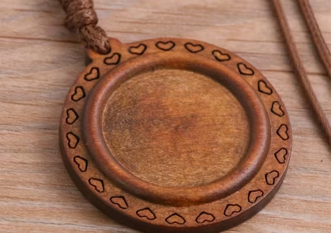 Colgante de madera natural para personalizar junto con pendientes en el taller de abalorios